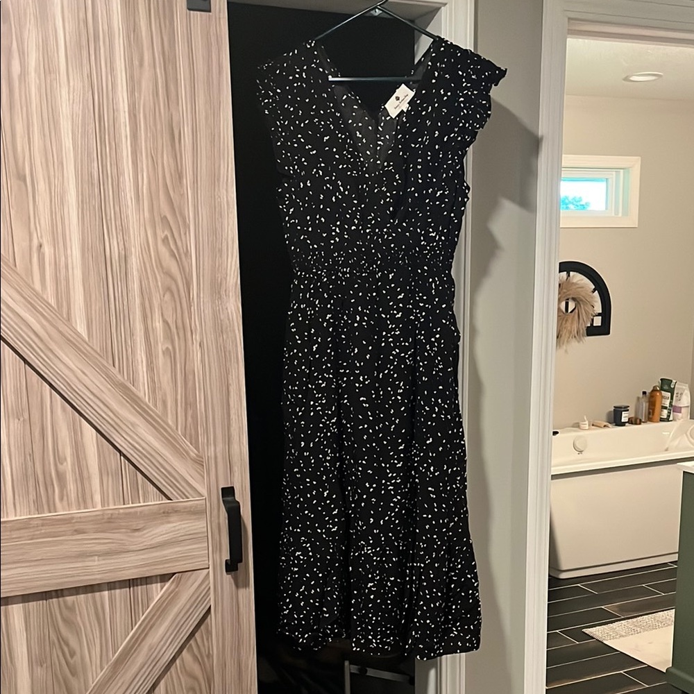 Black and White Sleeveless V-Neck Midi Sundress